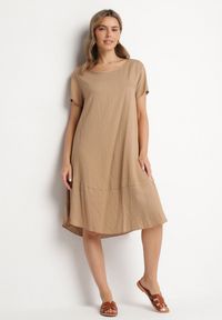 Born2be - Ciemnobeżowa Rozkloszowana Wiskozowa Sukienka Trivoria. Okazja: na co dzień. Kolor: beżowy. Materiał: wiskoza. Długość rękawa: krótki rękaw. Typ sukienki: rozkloszowane. Styl: casual, elegancki #1
