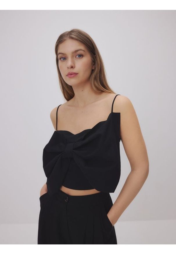 Reserved - Top na ramiączkach z kokardą - czarny. Typ kołnierza: kokarda. Kolor: czarny. Materiał: bawełna, tkanina. Długość rękawa: na ramiączkach