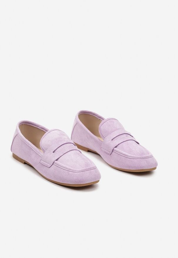 Born2be - Jasnofioletowe Klasyczne Płaskie Mokasyny Wsuwane z Ozdobnym Paskiem Ianestia. Okazja: na co dzień. Zapięcie: bez zapięcia. Kolor: fioletowy. Materiał: jedwab, jeans. Styl: klasyczny