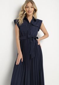 Born2be - Granatowa Plisowana Sukienka z Bawełną i Paskiem Lireviere. Okazja: na co dzień. Kolor: niebieski. Materiał: bawełna. Styl: elegancki, casual #4