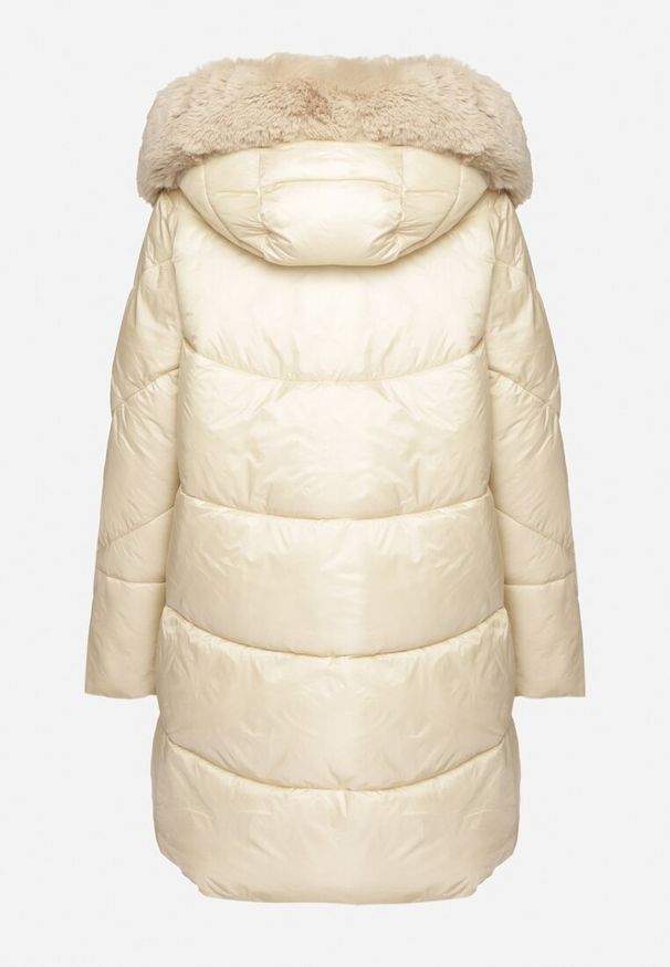 Born2be - Beżowa Pikowana Kurtka z Kapturem Dłuższym Tyłem i Szerokim Futrzanym Kołnierzem Derinna. Okazja: na co dzień. Typ kołnierza: kaptur. Kolor: beżowy. Materiał: futro. Długość: długie. Styl: casual