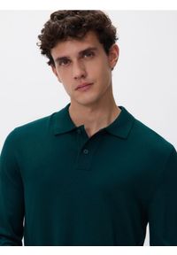 Reserved - Wiskozowy sweter polo - ciemnozielony. Typ kołnierza: polo. Kolor: zielony. Materiał: wiskoza #1