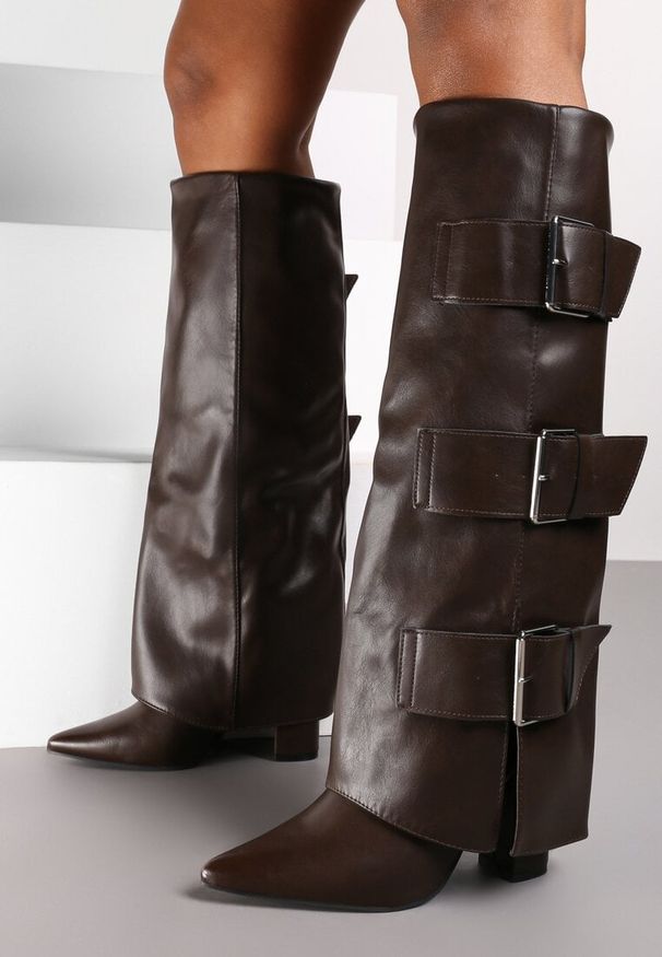 Born2be - Brązowe Kozaki na Obcasie w Rockowym Stylu z Wywiniętą Cholewką Ozdobione Klamrami Navala. Okazja: na co dzień. Zapięcie: klamry. Kolor: brązowy. Szerokość cholewki: normalna. Wzór: aplikacja. Materiał: jeans, skóra. Obcas: na obcasie. Styl: rockowy. Wysokość obcasa: średni