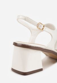 Born2be - Białe Sandały Japonki na Słupku z Biżuteryjną Ozdobą Uhryss. Kolor: biały. Materiał: len. Wzór: aplikacja. Sezon: lato. Obcas: na słupku. Styl: elegancki, klasyczny. Wysokość obcasa: średni #6