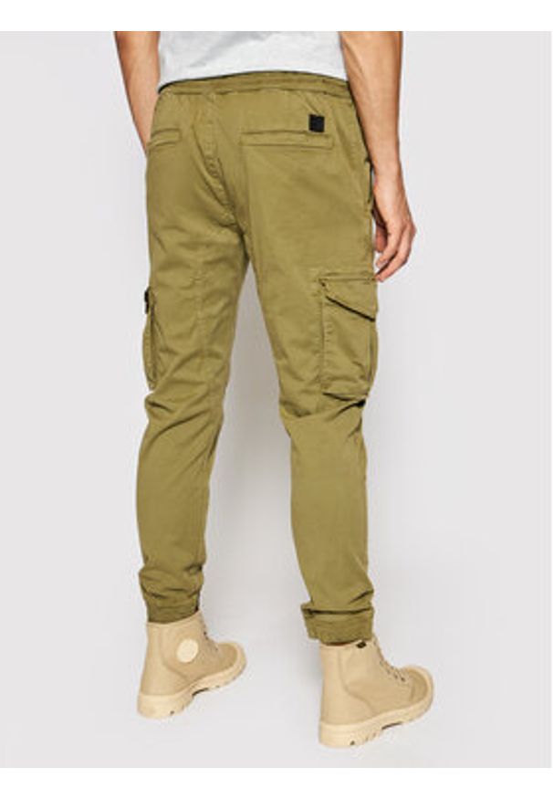 Alpha Industries Joggery 116202 Zielony Tapered Fit. Kolor: zielony. Materiał: bawełna