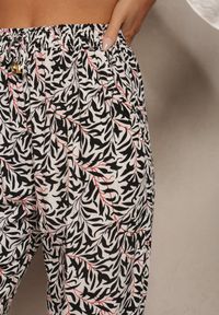 Renee - Czarno-białe Wiskozowe Spodnie z Gumką w Pasie Divano. Kolor: czarny. Materiał: wiskoza. Wzór: nadruk, aplikacja #2