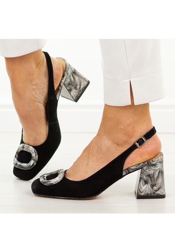 Czarne skórzane sandały damskie DiA 2010. Okazja: na wesele, na ślub cywilny. Kolor: czarny. Szerokość cholewki: normalna. Wzór: kolorowy, aplikacja. Materiał: skóra, zamsz. Sezon: wiosna, lato. Obcas: na obcasie. Styl: klasyczny, elegancki. Wysokość obcasa: średni