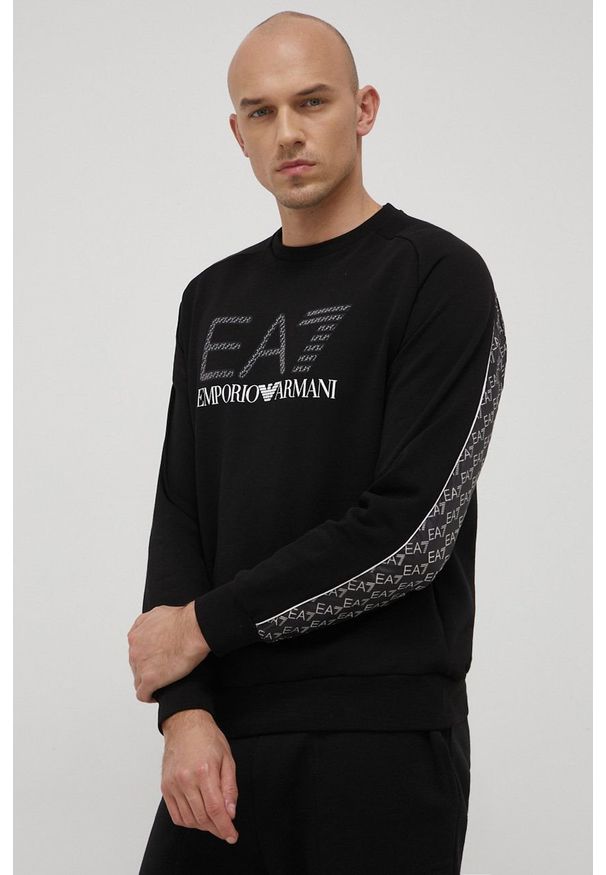 EA7 Emporio Armani bluza męska kolor czarny z nadrukiem. Okazja: na co dzień. Kolor: czarny. Materiał: tkanina, dzianina. Długość rękawa: raglanowy rękaw. Wzór: nadruk. Styl: casual