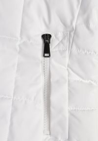 Born2be - Biała Pikowana Kamizelka z Odpinanym Kapturem i Kieszeniami na Suwak Anoria. Okazja: na co dzień. Kolor: biały. Materiał: jeans. Wzór: aplikacja. Styl: casual, klasyczny #2