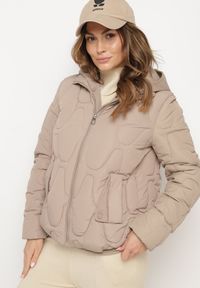 Born2be - Ciemnobeżowa Pikowana Kurtka z Materiałowym Kapturem i Kieszeniami Ravalynne. Okazja: na co dzień, na spacer. Kolor: beżowy. Materiał: materiał. Styl: sportowy, klasyczny, casual, elegancki #6