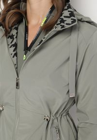 Born2be - Ciemnozielona Kurtka Parka Ściągana w Pasie Aridra. Okazja: na spacer, na co dzień. Kolor: zielony. Materiał: jeans. Styl: casual, elegancki #4