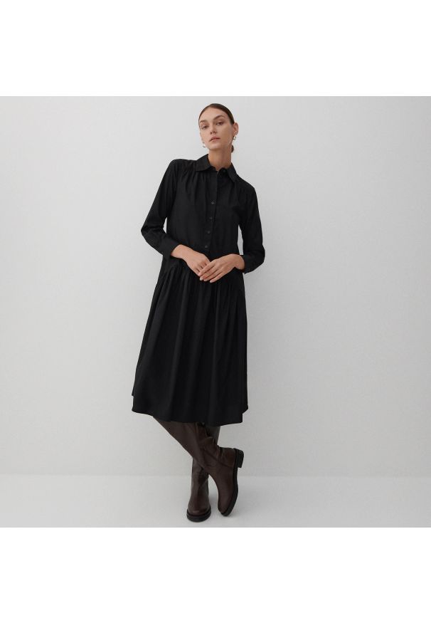 Reserved - Sukienka z szeroką falbaną - Czarny. Kolor: czarny