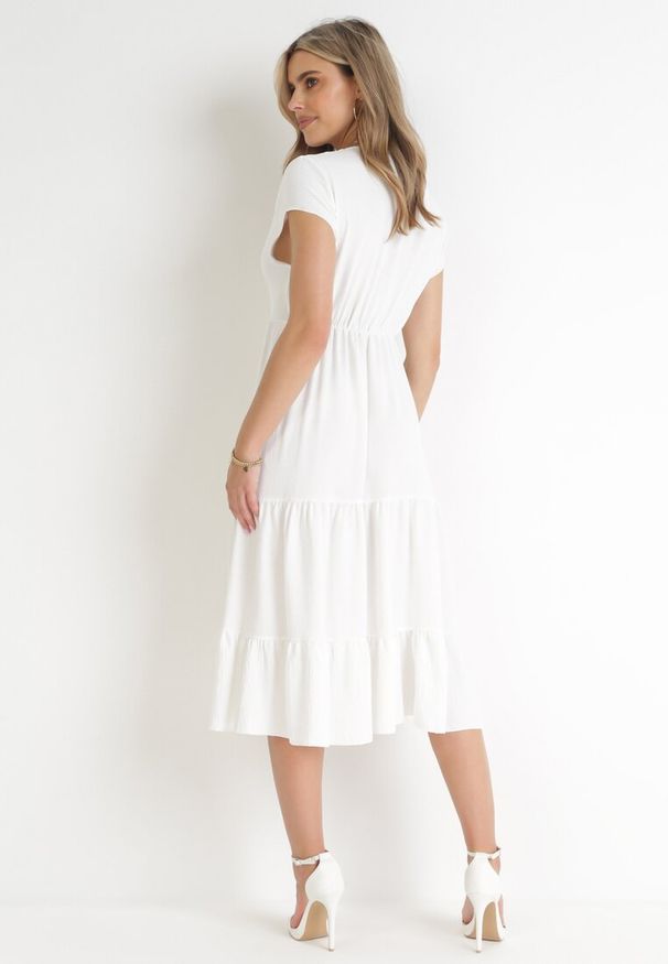 Born2be - Biała Sukienka Midi Rozkloszowana z Falbanką Sanissa. Okazja: na co dzień. Kolor: biały. Styl: casual, klasyczny. Długość: midi