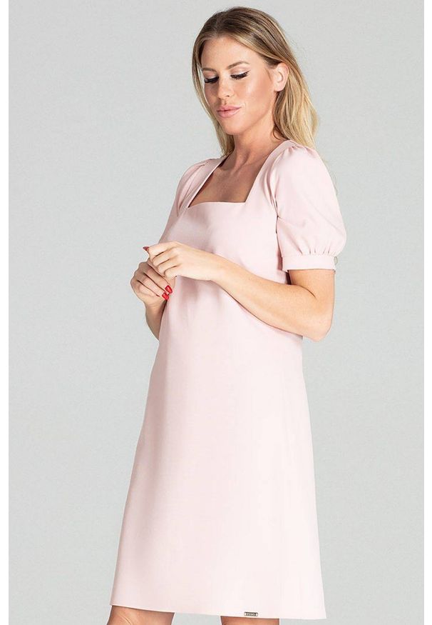 Figl - Trapezowa sukienka midi z kwadratowym dekoltem pastelowa różowa. Typ kołnierza: dekolt kwadratowy. Kolor: różowy. Materiał: materiał. Typ sukienki: trapezowe. Długość: midi