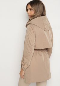 Born2be - Ciemnobeżowa Kurtka w Stylu Parki z Odpinanym Kapturem i Ozdobną Podszewką Ismerife. Okazja: na co dzień, na spacer. Kolor: beżowy. Styl: casual #3