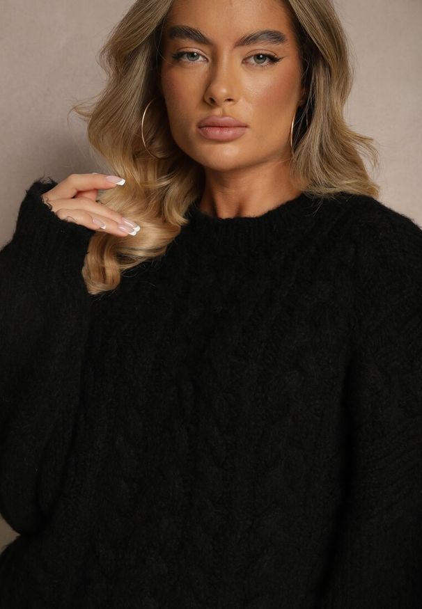Renee - Czarny Sweter z Wełną o Eleganckim Warkoczowym Splotem Makkaria. Okazja: na co dzień, na spacer. Kolor: czarny. Materiał: wełna. Długość rękawa: długi rękaw. Długość: długie. Wzór: ze splotem. Sezon: jesień. Styl: elegancki