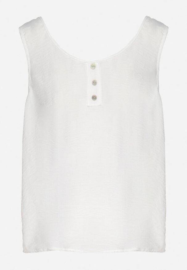 Born2be - Biały Top na Szerokich Ramiączkach Zdobiony Guzikami Jenadorea. Okazja: na co dzień. Kolor: biały. Materiał: jeans. Długość rękawa: na ramiączkach. Wzór: aplikacja. Sezon: lato. Styl: casual