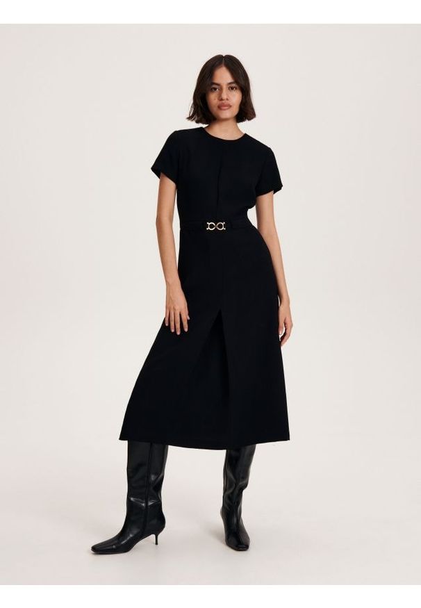 Reserved - Sukienka z ozdobnym paskiem - czarny. Kolor: czarny. Materiał: tkanina. Wzór: gładki