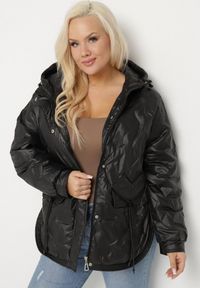 Born2be - Czarna Kurtka Pikowana z Kapturem i Kieszeniami o Pudełkowym Kroju Eravinna. Okazja: na spacer. Typ kołnierza: kaptur. Kolekcja: plus size. Kolor: czarny. Długość rękawa: długi rękaw. Długość: długie. Wzór: aplikacja