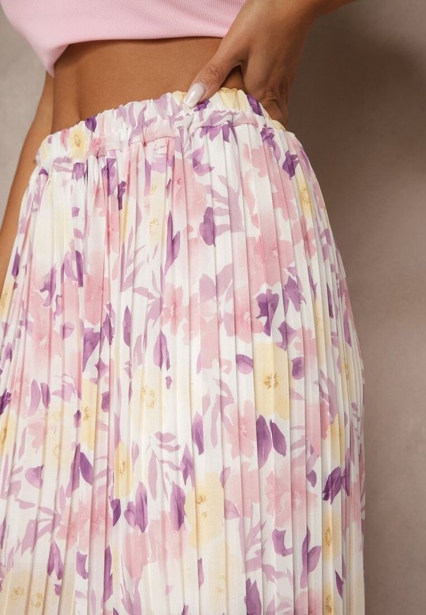 Renee - Jasnofioletowe Spodnie High Waist Zdobione Plisami i Kwiatowym Printem Folamea. Okazja: na co dzień. Stan: podwyższony. Kolor: fioletowy. Wzór: kwiaty, nadruk, aplikacja. Styl: elegancki, klasyczny, casual