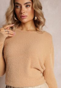 Renee - Beżowy Sweter z Puchatego Materiału Wykończony Ściągaczami Delicone. Kolor: beżowy. Materiał: materiał #4