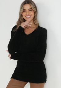 Born2be - Czarny Sweter Wełniany Panaris. Typ kołnierza: dekolt w serek. Kolekcja: plus size. Kolor: czarny. Materiał: wełna. Styl: klasyczny #4