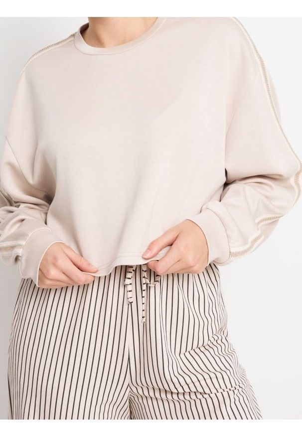 Sinsay - Bluza z dekoracyjnymi lampasami soft touch - beżowy. Kolor: beżowy. Materiał: dzianina, wiskoza