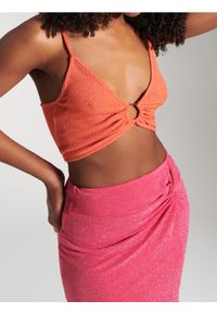 Sinsay - Prążkowana koszulka z połyskiem i pierścieniem na dekolcie - pomarańczowy. Kolor: pomarańczowy. Materiał: prążkowany #1