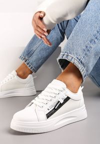 Renee - Biało-Czarne Sneakersy z Ozdobnym Suwakiem i Brokatem na Platformie Learis. Kolor: biały. Obcas: na platformie #1
