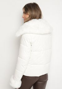 Born2be - Biała Pikowana Kurtka z Szerokim Kołnierzem z Futerkiem Galerra. Okazja: na spacer, na co dzień. Kolor: biały. Materiał: futro. Sezon: zima. Styl: casual, elegancki #3