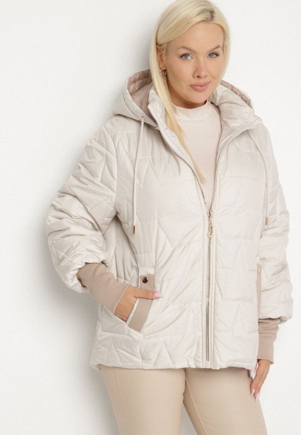 Born2be - Jasnoszara Pikowana Kurtka o Prostym Kroju z Kapturem Tulorisa. Okazja: na co dzień, na spacer. Typ kołnierza: kaptur. Kolekcja: plus size. Kolor: szary. Materiał: jeans. Wzór: aplikacja. Styl: klasyczny, casual, elegancki