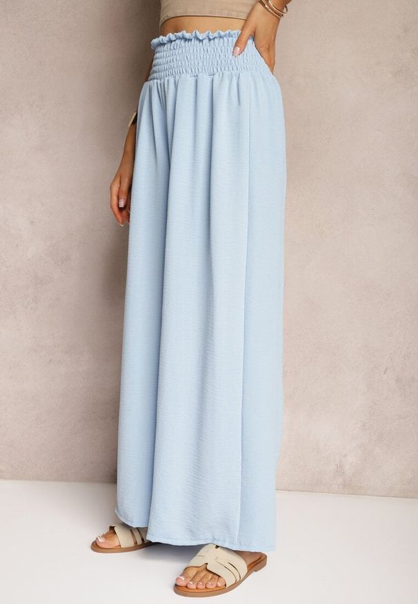 Renee - Jasnoniebieskie Spodnie High Waist z Szerokimi Nogawkami i Gumką w Pasie Risabessa. Okazja: na co dzień. Stan: podwyższony. Kolor: niebieski. Styl: casual, elegancki