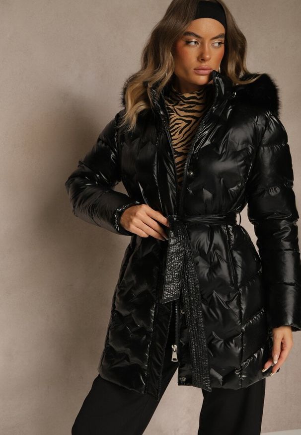 Renee - Czarna Kurtka Pikowana z Odpinanym Futerkiem i Kapturem Ozdobiona Paskiem Olinesa. Kolor: czarny. Materiał: futro. Wzór: aplikacja. Styl: klasyczny, elegancki