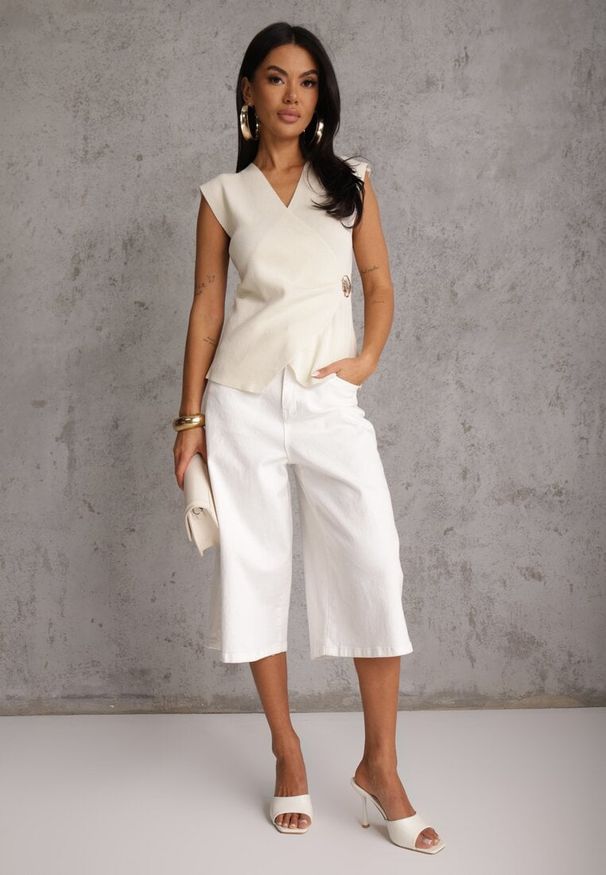 Renee - Beżowa Kopertowa Bluzka z Wiskozą Ozdobiona Metaliczną Aplikacją Sanadra. Okazja: na imprezę. Typ kołnierza: dekolt kopertowy. Kolor: beżowy. Materiał: wiskoza. Wzór: aplikacja. Styl: elegancki