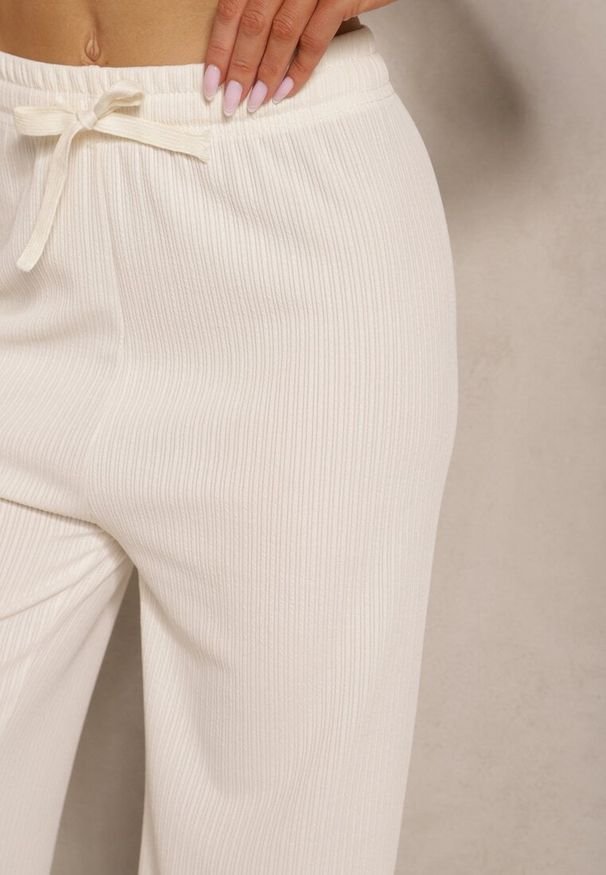 Renee - Jasnobeżowe Spodnie o Szerokim Kroju High Waist Savianne. Okazja: na co dzień. Stan: podwyższony. Kolor: beżowy. Sezon: wiosna. Styl: casual