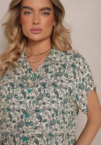 Renee - Zielona Sukienka z Bawełny w Print Paisley o Koszulowym Kroju Celluria. Okazja: na spacer. Typ kołnierza: dekolt w kształcie V. Kolor: zielony. Materiał: bawełna. Długość rękawa: krótki rękaw. Wzór: paisley, nadruk. Typ sukienki: koszulowe