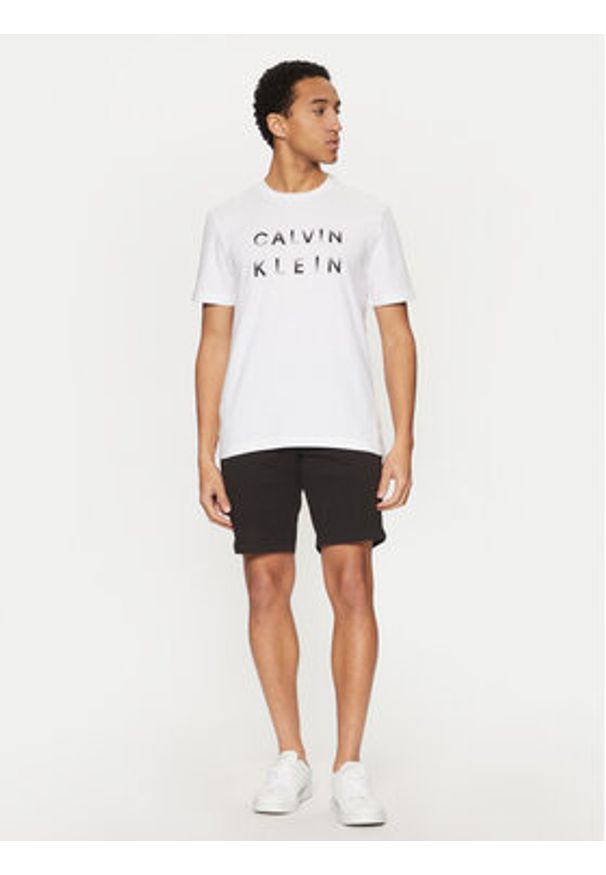 Calvin Klein T-Shirt K10K114156 Biały Regular Fit. Kolor: biały. Materiał: bawełna