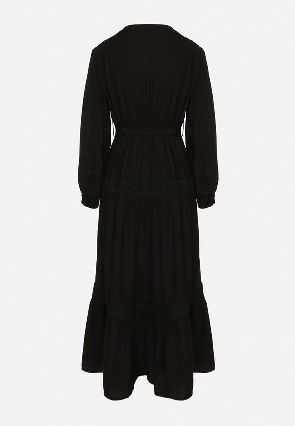 Born2be - Czarna Rozkloszowana Sukienka z Wiskozy z Wiązanym Paskiem i Koronką Reivoria. Okazja: na co dzień, na spacer. Typ kołnierza: dekolt w kształcie V. Kolor: czarny. Materiał: wiskoza, koronka. Długość rękawa: długi rękaw. Wzór: koronka. Styl: klasyczny, casual