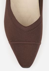 Born2be - Brązowe Dzianinowe Czółenka VICES na Niskim Słupku z Miękkim Zapiętkiem i Wkładką Soft-Step Kaleana. Okazja: na spotkanie biznesowe, na co dzień. Kolor: brązowy. Materiał: dzianina. Obcas: na słupku. Styl: elegancki, biznesowy, klasyczny, casual #4