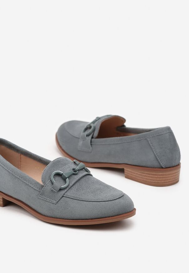 Renee - Zielone Mokasyny Vices z Wkładką ze Skóry Naturalnej Zdobione Łańcuszkiem Delariona. Kolor: zielony. Materiał: skóra. Wzór: aplikacja. Obcas: na płaskiej podeszwie. Styl: elegancki