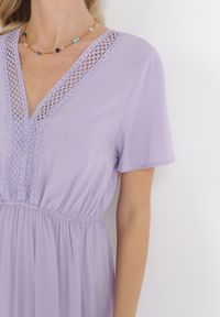 Born2be - Fioletowa Sukienka Maxi z Gumką w Pasie i Koronkowymi Wstawkami Anandia. Kolor: fioletowy. Materiał: koronka. Wzór: aplikacja. Długość: maxi #2