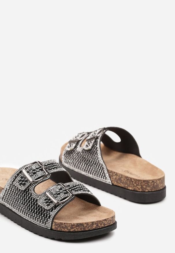 Born2be - Czarne Płaskie Klapki z Imitacją Korka Ozdobione Cyrkoniami Elawen. Okazja: na co dzień. Kolor: czarny. Materiał: jeans. Wzór: aplikacja. Sezon: wiosna, lato. Styl: casual
