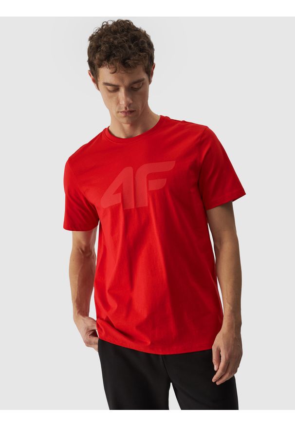 4f - T-shirt regular z nadrukiem męski - czerwony. Okazja: na co dzień. Kolor: czerwony. Materiał: jersey, dzianina, bawełna. Długość rękawa: krótki rękaw. Długość: krótkie. Wzór: nadruk. Styl: sportowy, casual, klasyczny