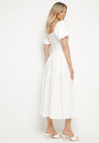 Born2be - Biała Sukienka Rozkloszowana z Wiskozy z Kwadratowym Dekoltem i Drapowaniem Napessia. Okazja: na co dzień. Typ kołnierza: dekolt kwadratowy. Kolor: biały. Materiał: wiskoza. Styl: elegancki, casual, klasyczny #5