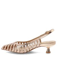 Sandały damskie Alma En Pena, cholewka ze skóry ekologicznej o plecionym, ażurowym wykończeniu zapięcie na pasek wokół pięty spiczasty nosek, różowe,. Zapięcie: pasek. Kolor: różowy. Materiał: skóra ekologiczna. Szerokość cholewki: normalna. Wzór: ażurowy #3