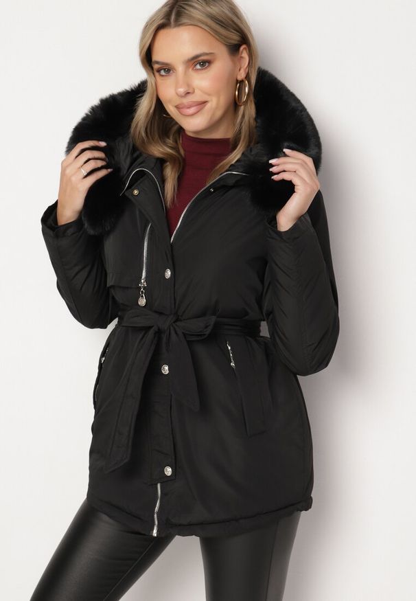 Born2be - Czarna Kurtka z Odpinanym Futerkiem przy Kapturze z Paskiem w Talii Amintinnia. Okazja: na spacer, na co dzień. Kolor: czarny. Materiał: futro. Długość rękawa: długi rękaw. Długość: długie. Styl: klasyczny, casual, elegancki