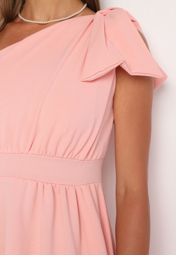 Born2be - Różowa Koktajlowa Asymetryczna Sukienka z Kokardą na Ramieniu Vimarellia. Okazja: na imprezę. Typ kołnierza: kokarda. Kolor: różowy. Typ sukienki: asymetryczne. Styl: wizytowy