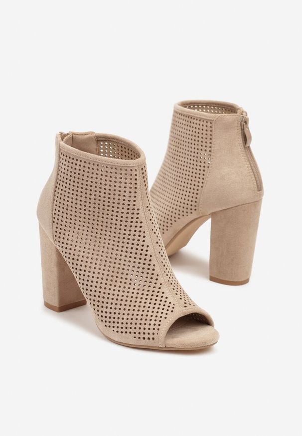 Renee - Beżowe Ażurowe Sandały Vices z Imitacji Zamszu na Słupku Finiri. Okazja: na spotkanie biznesowe, do pracy. Nosek buta: otwarty. Kolor: beżowy. Materiał: zamsz. Wzór: ażurowy. Obcas: na słupku. Styl: biznesowy. Wysokość obcasa: średni