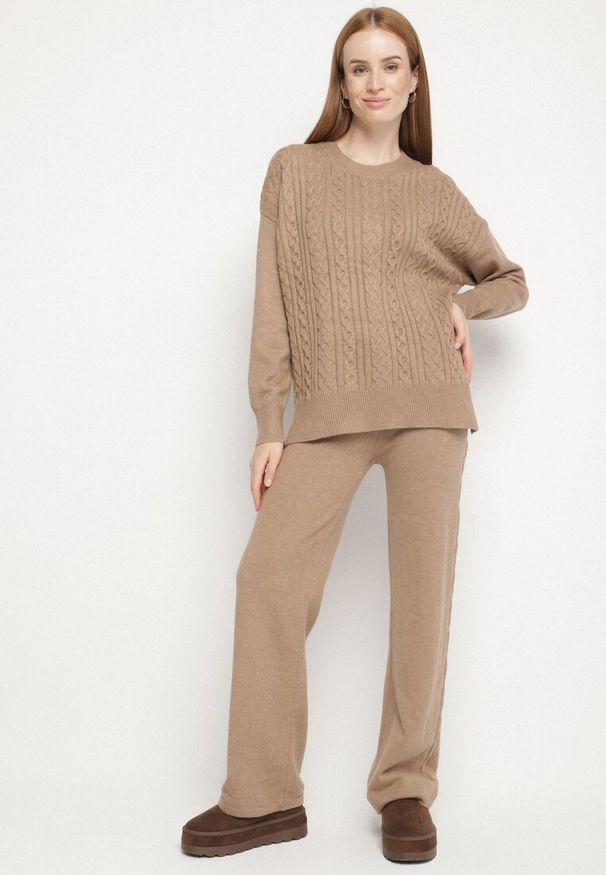 Born2be - Ciemnobeżowy Komplet Dzianinowy z Bawełną i Wełną Spodnie i Warkoczowy Sweter Errela. Kolor: beżowy. Materiał: bawełna, dzianina, wełna