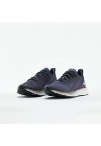KIPRUN - Buty do biegania damskie Kiprun KS900 Light. Kolor: biały, wielokolorowy, szary. Materiał: materiał. Szerokość cholewki: normalna. Wzór: geometria. Sport: fitness